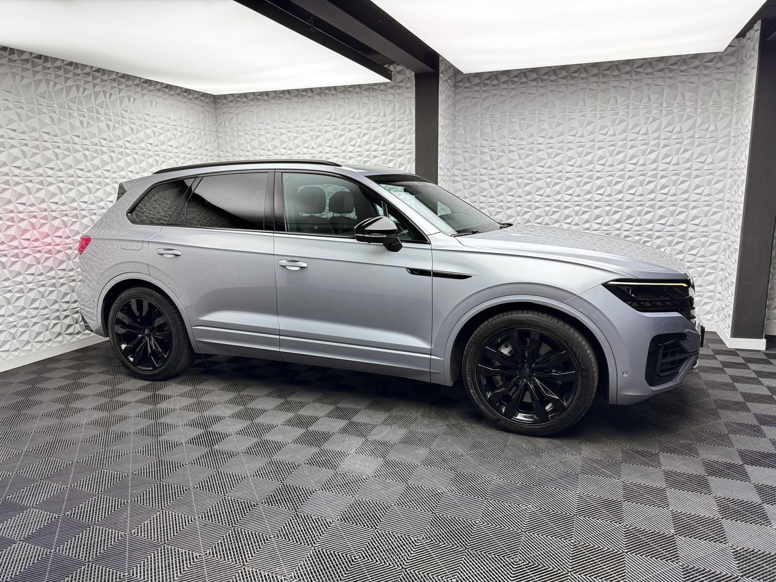 Fahrzeugabbildung Volkswagen 4.0 TDI V8*R-LINE*STANDHZ*DYNAUDIO*LUFT*PANO*AHK