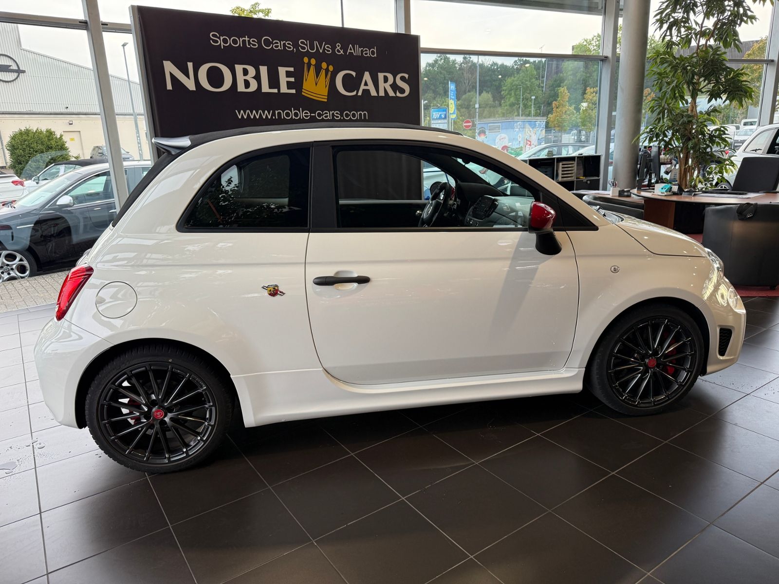 Fahrzeugabbildung Abarth 695C SABELT BREMBO RED-Paket CarPlay