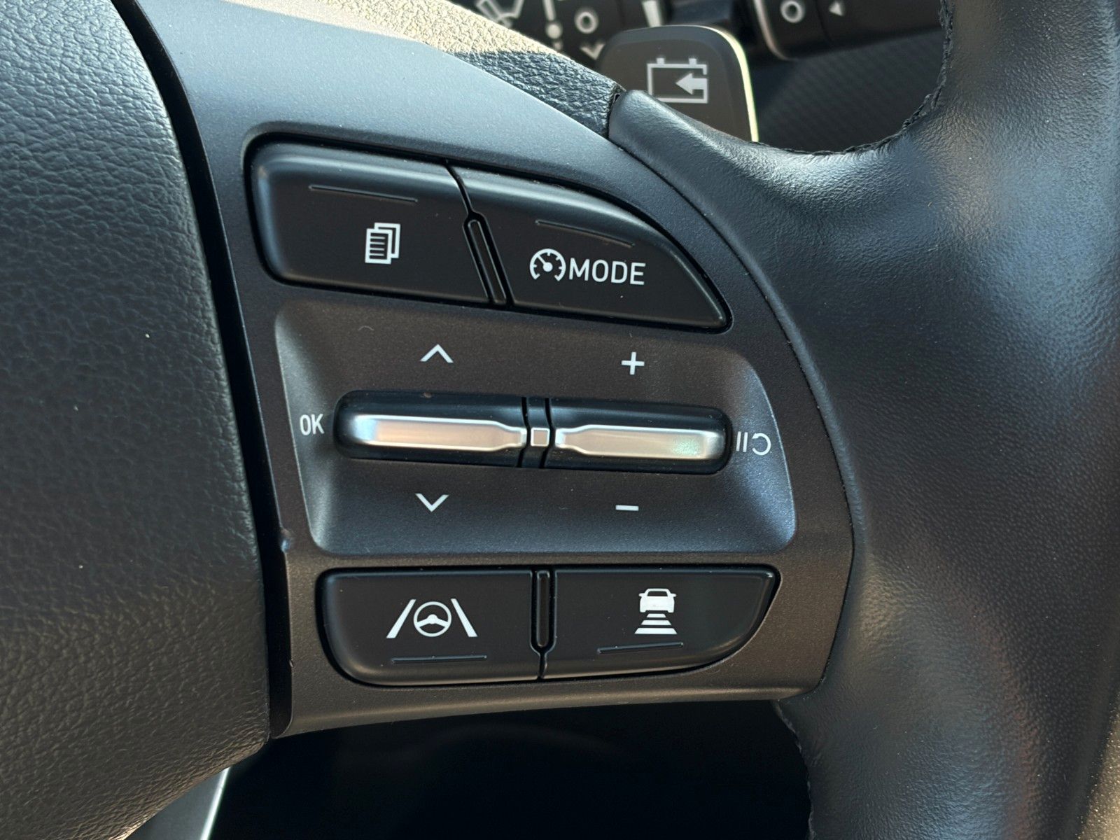 Fahrzeugabbildung Hyundai KONA E Select ACC PDC LFA LKA SHZ LHZ CarPlay