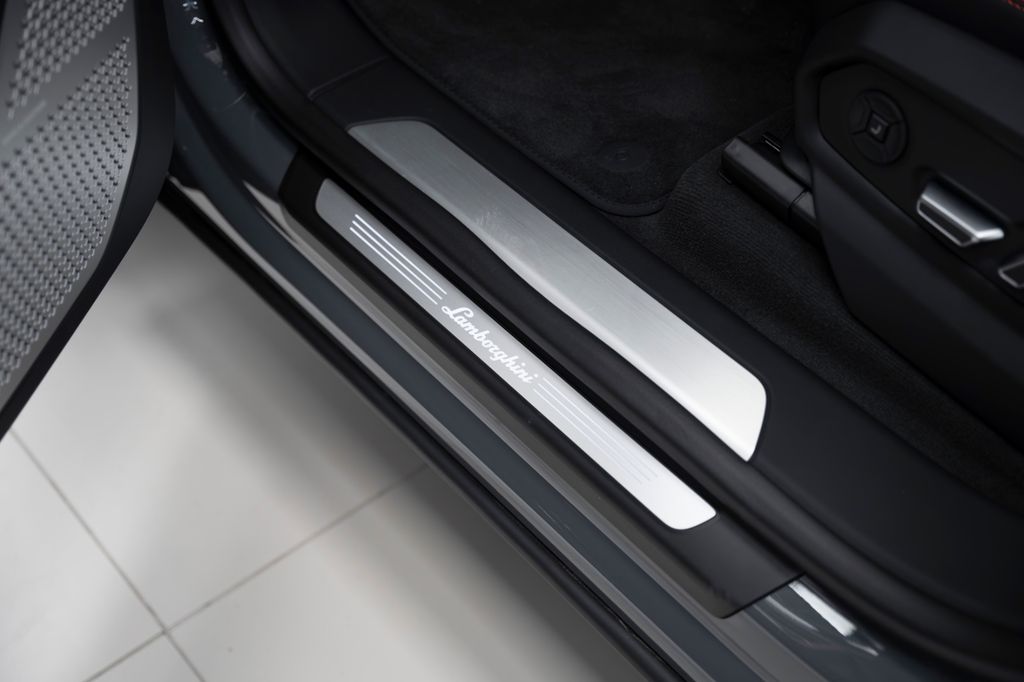 Urus 4.0 V8 SE GREY/ORANGE PANO B&O CARBON - Bild 24