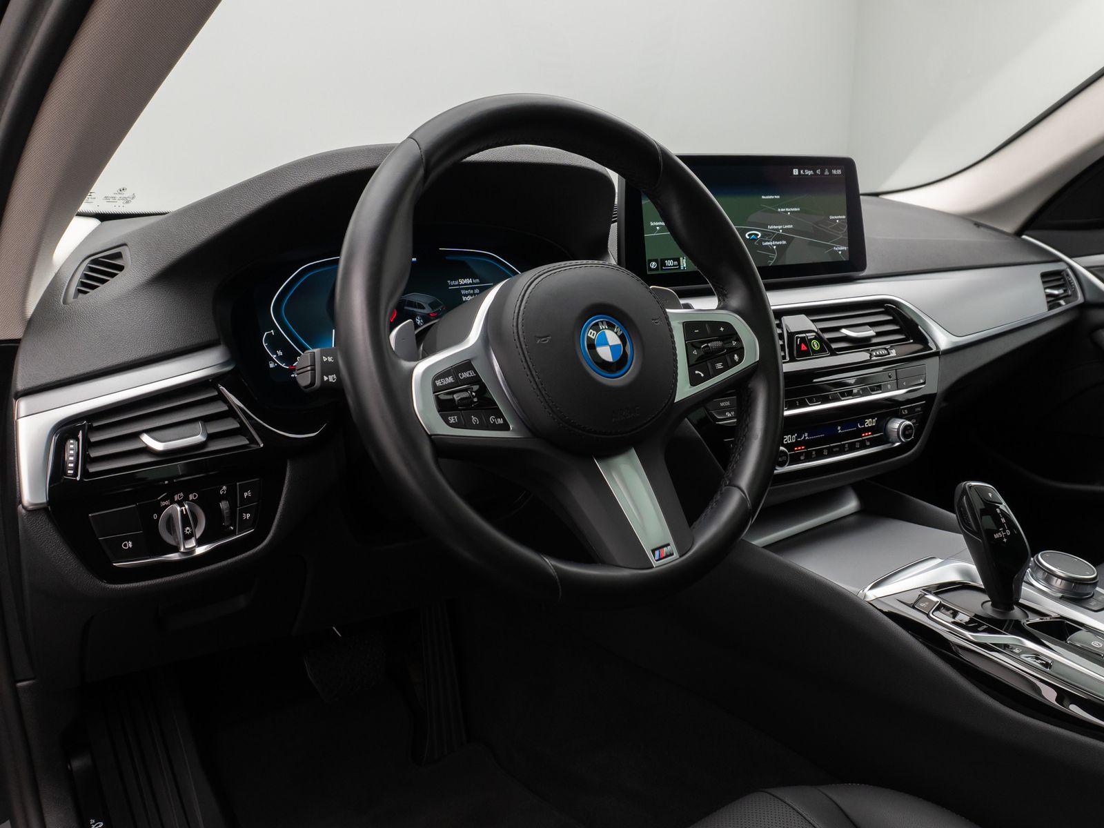 Fahrzeugabbildung BMW 530e Panorama DAB HiFi CockPitPro Alarm PDC LED