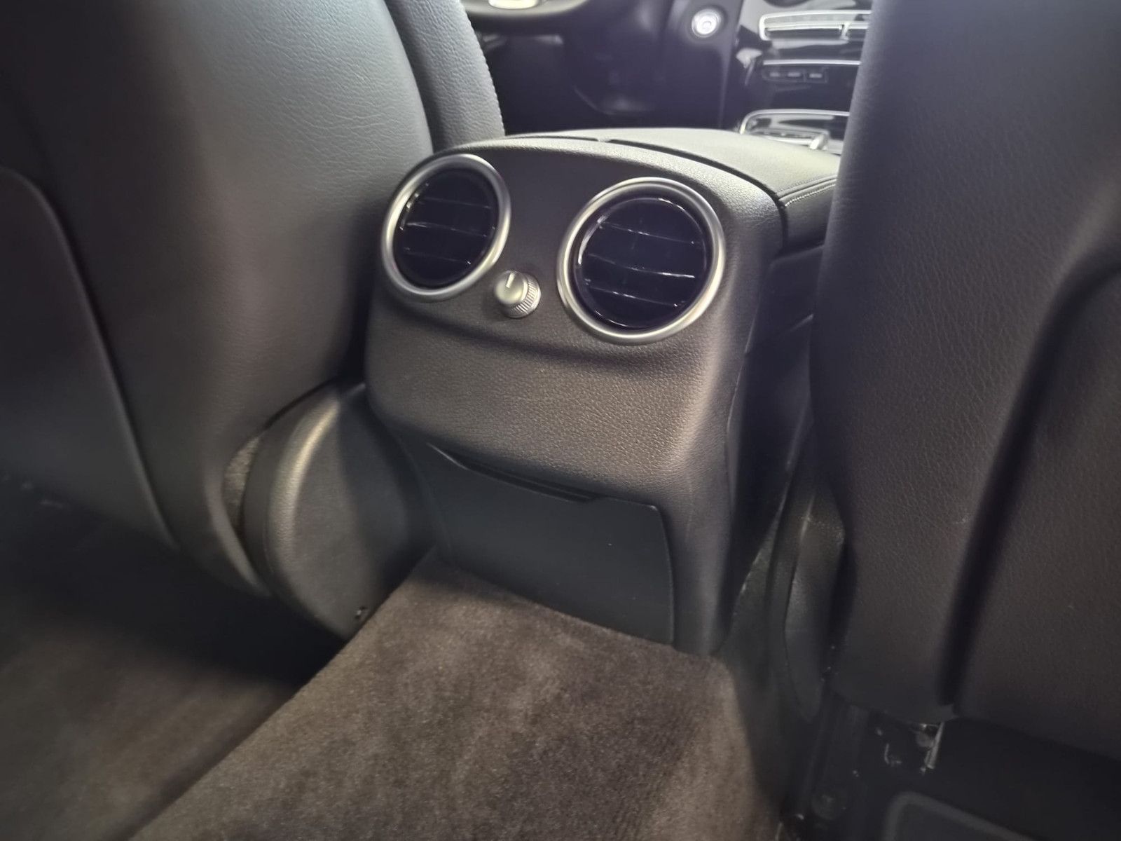 Fahrzeugabbildung Mercedes-Benz C 300 e Limousine/HIGH PERF. / KAMERA / AMG