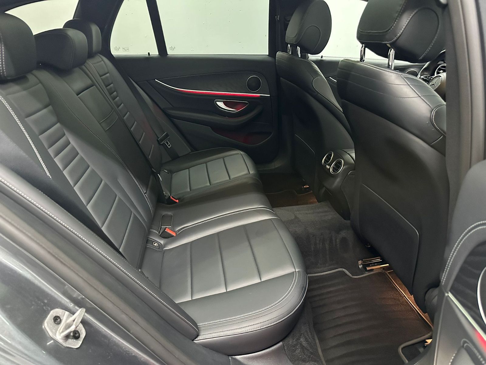 Fahrzeugabbildung Mercedes-Benz E 400 d 4MATIC T *AMG-LINE*PANO*AHK*LEDER*