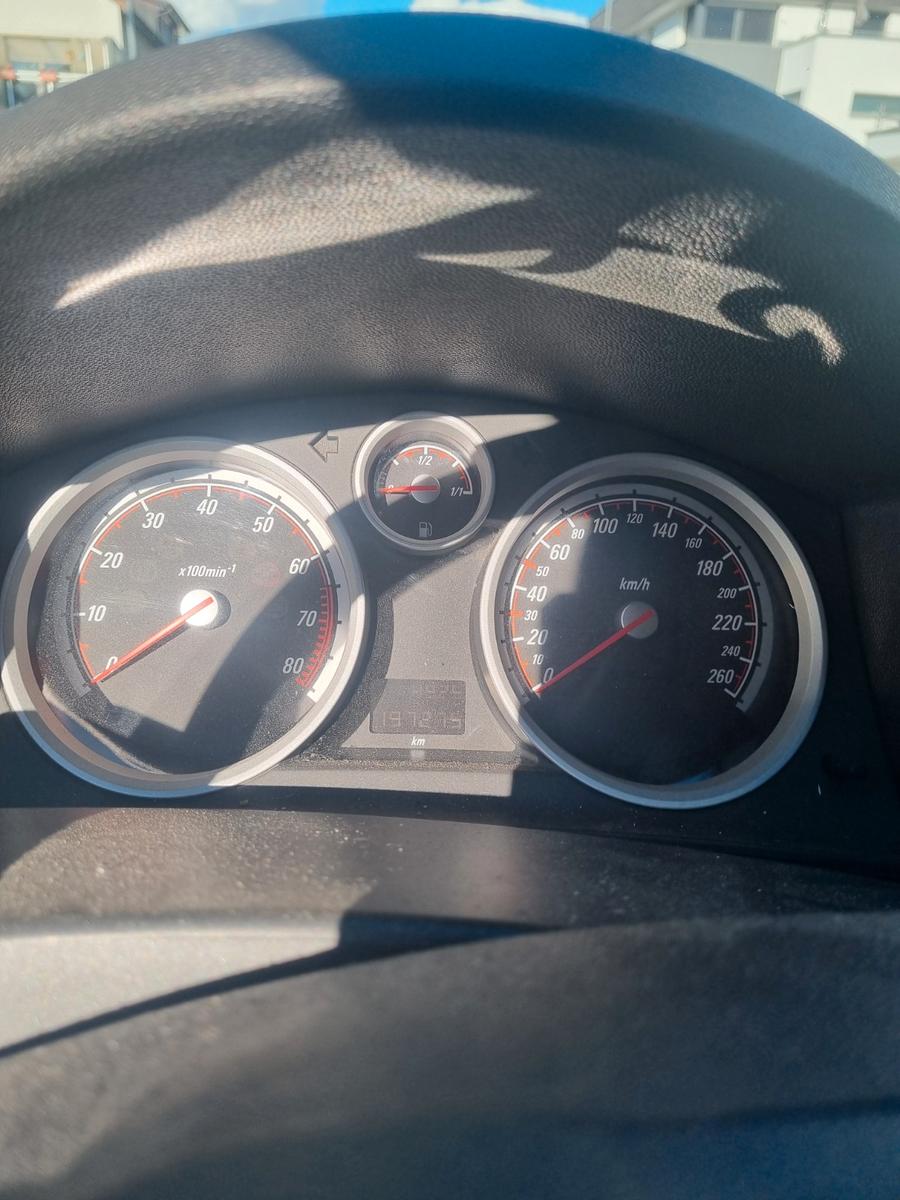 Opel Astra 2006 — interior