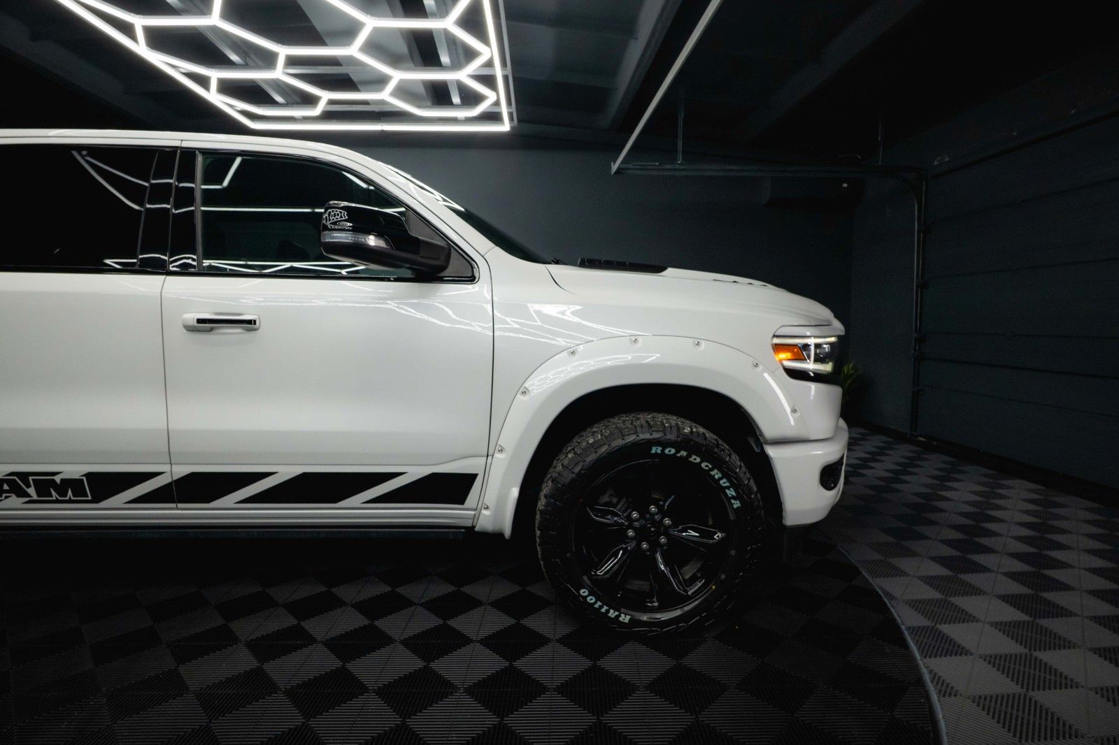 Fahrzeugabbildung Dodge RAM 5.7 V8 HEMI LIMITED Offroad Night-Paket *LED