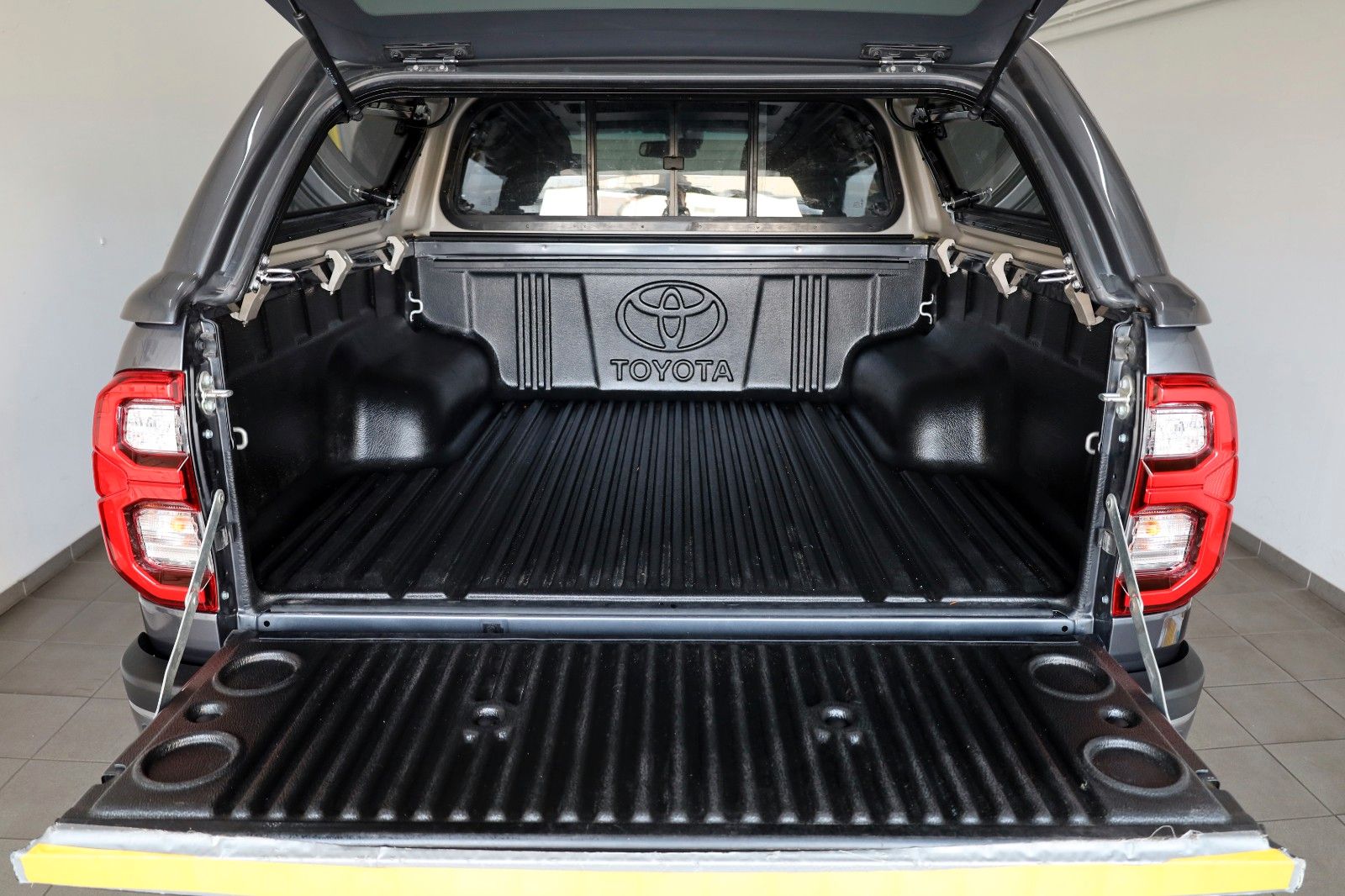 Fahrzeugabbildung Toyota Hilux 2.8 D-4D Invincible, HardTop, 360*,JBL,AHK