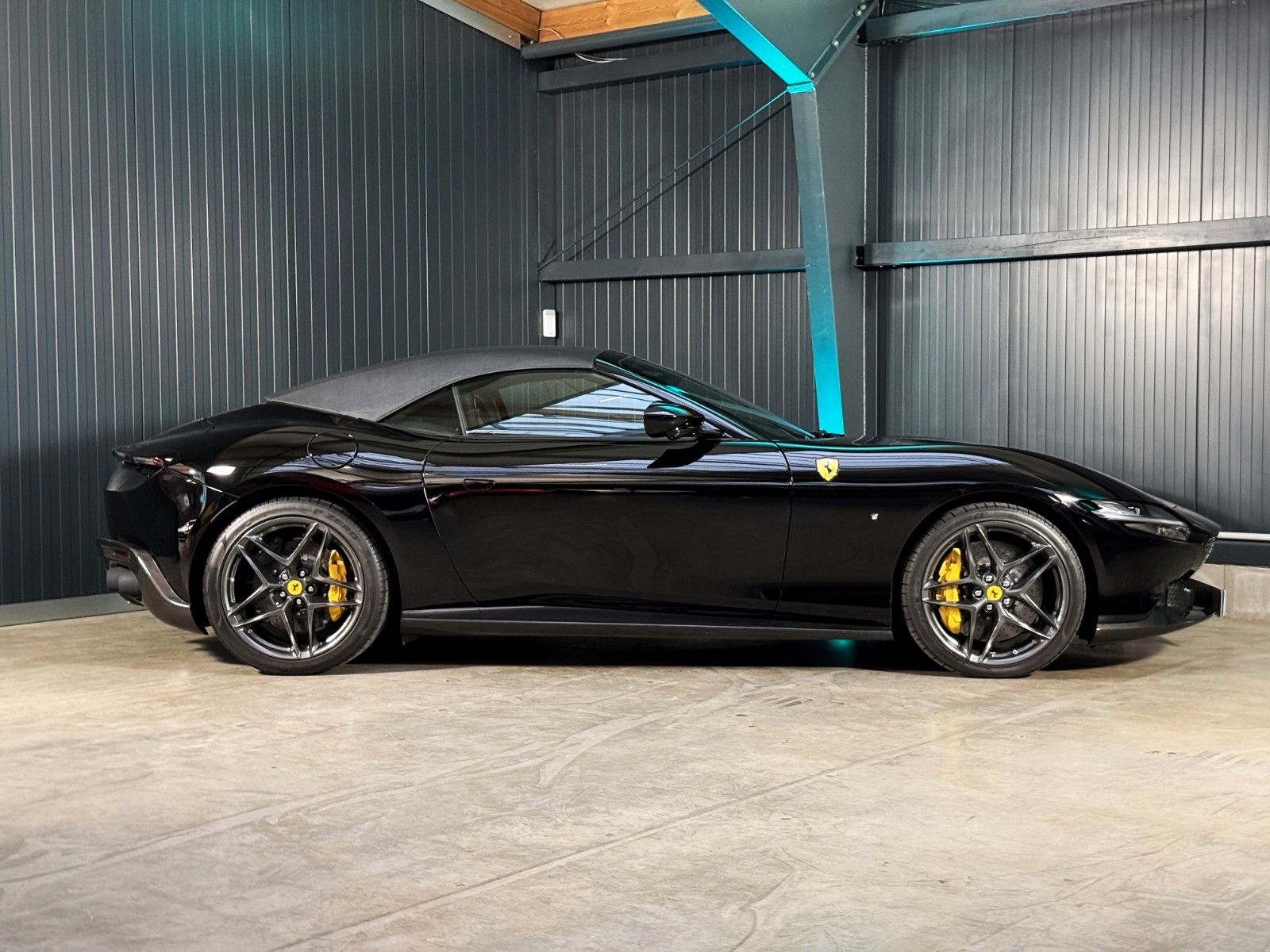 Fahrzeugabbildung Ferrari Roma Spider + Carbon + Daytona + ACC + 360 Grad