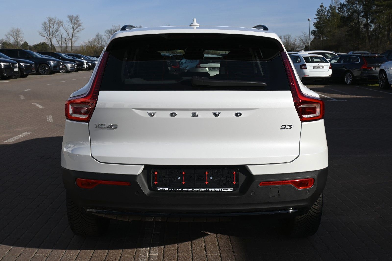 Fahrzeugabbildung Volvo XC40 B3 DKG Plus Dark*FSHZG*RFK*BLIS*ACC