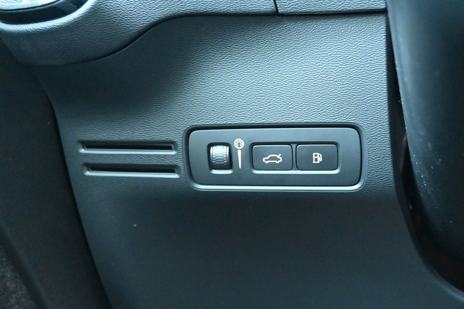Fahrzeugabbildung Volvo XC40 T5  Plus Dark RC Plug-In Hyb. 2WD