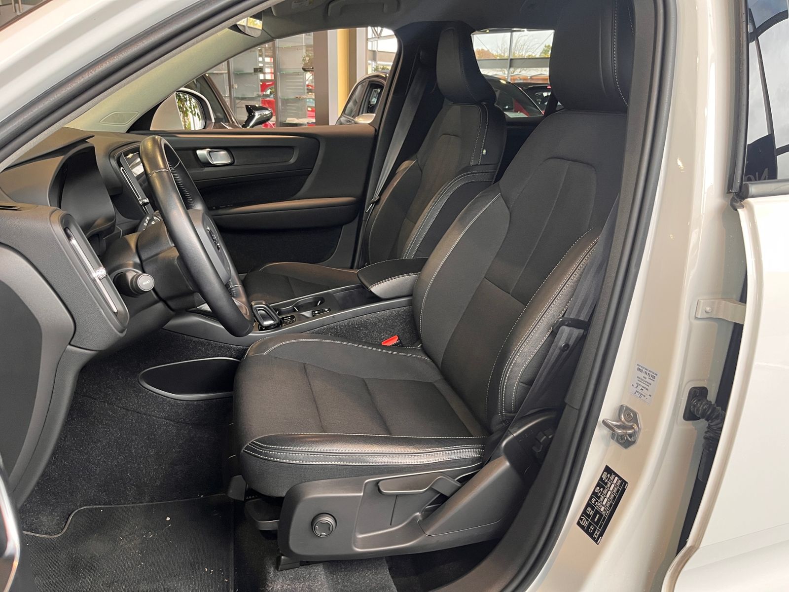 Fahrzeugabbildung Volvo XC40 AWD AHK LED NAVI ALU