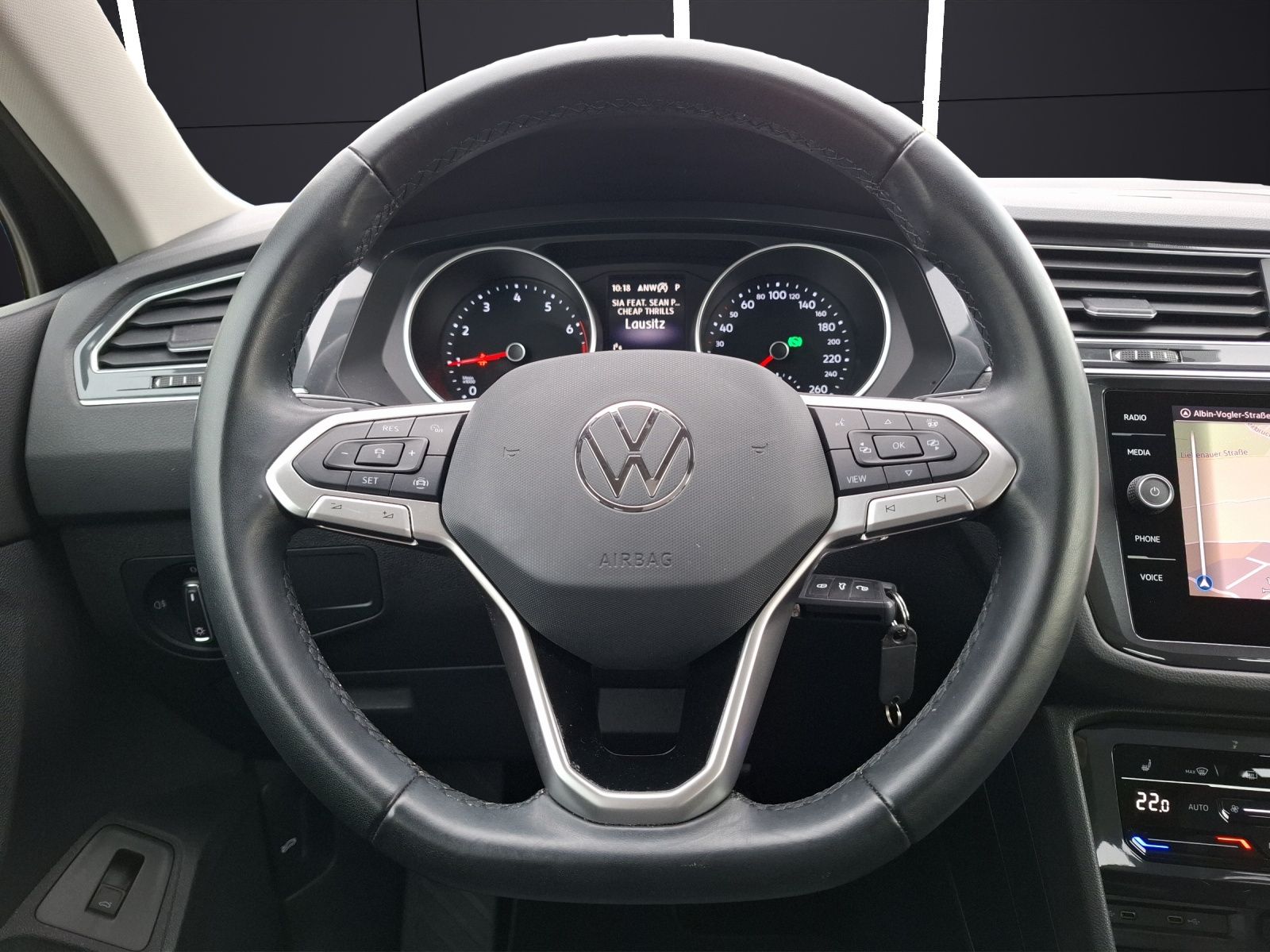 Fahrzeugabbildung Volkswagen Tiguan TSI Life DSG LED Navi Pano ACC PDC SH