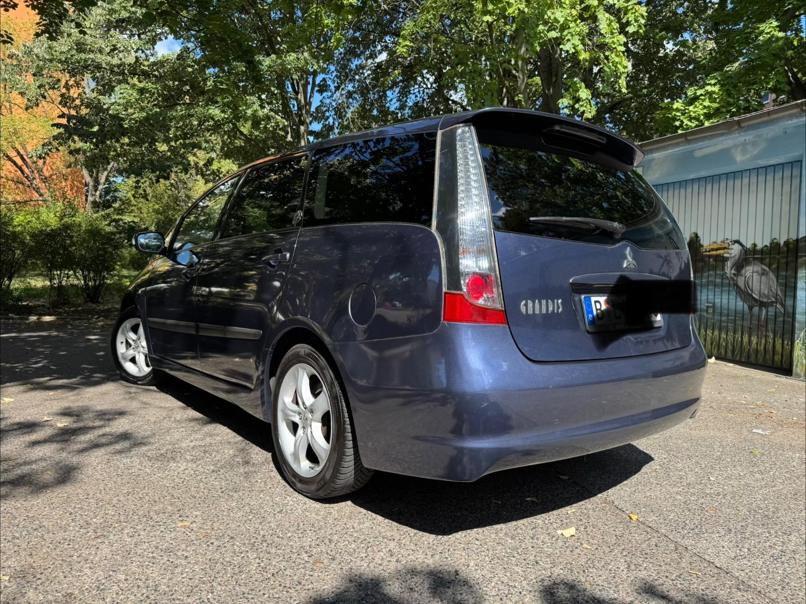 Mitsubishi Grandis 2005 — interior