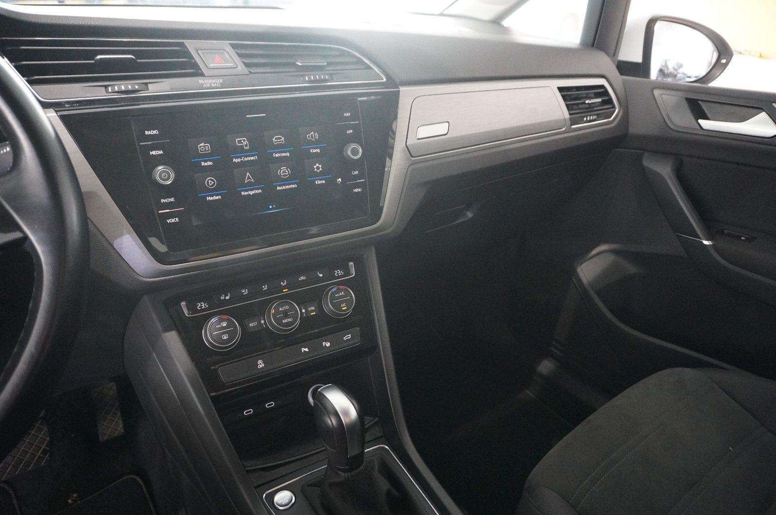 Fahrzeugabbildung Volkswagen Touran 2.0 TDI COMFORTLINE DSG NAVI/SH/ACC/DAB+