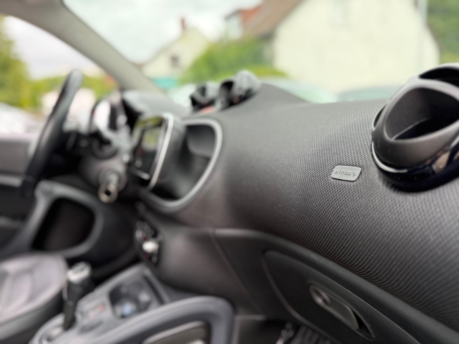 Smart ForTwo BRABUS*JBL*PANORAMA*KAMERA*NAVI*AMBIENTE*