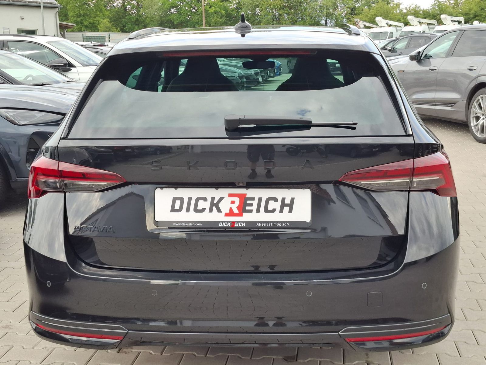 Fahrzeugabbildung SKODA Octavia 1.5 DSG Sportline PANO*MATRIX*AHK*5J.GAR