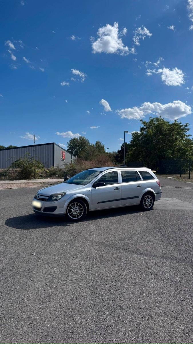 Opel Astra 2006 — rear view