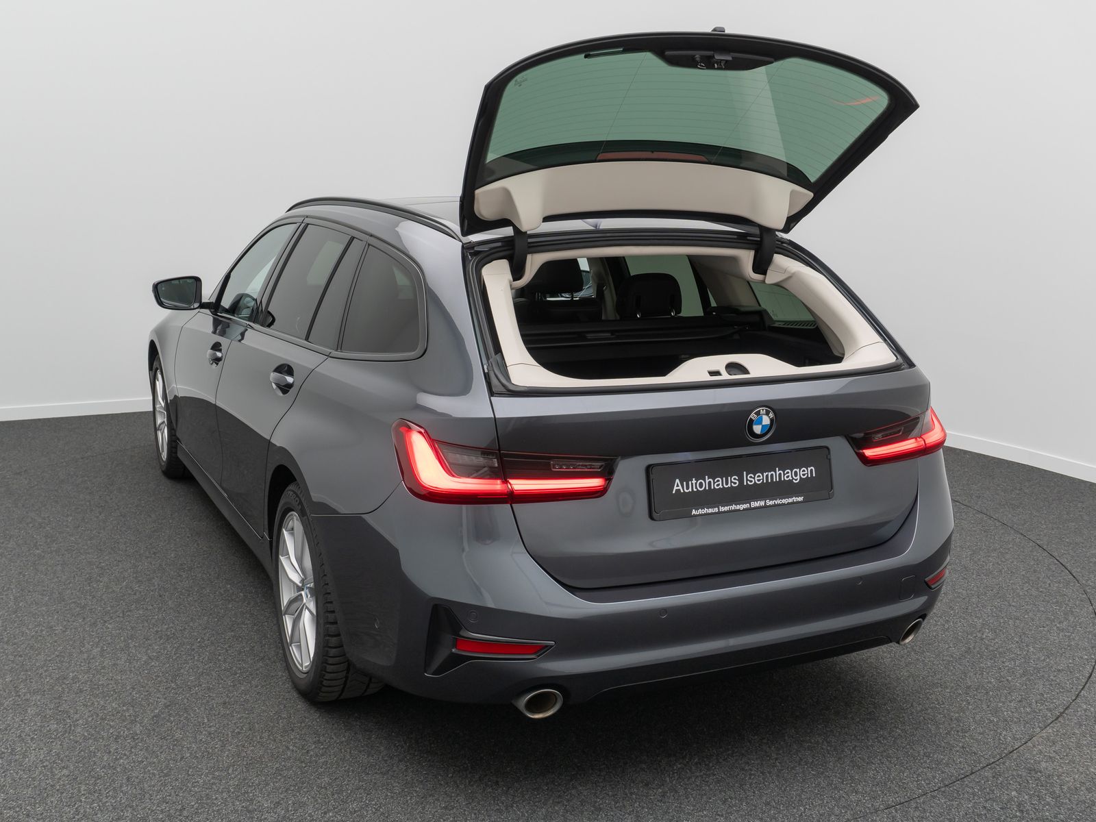 Fahrzeugabbildung BMW 330i xD SportLine Panorama DAB HiFi AHK Komfort
