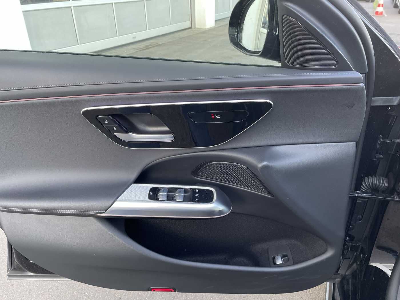 Fahrzeugabbildung Mercedes-Benz E 220 d T AMG-Line AHK+Distr+R-Kamera +Ambiente+