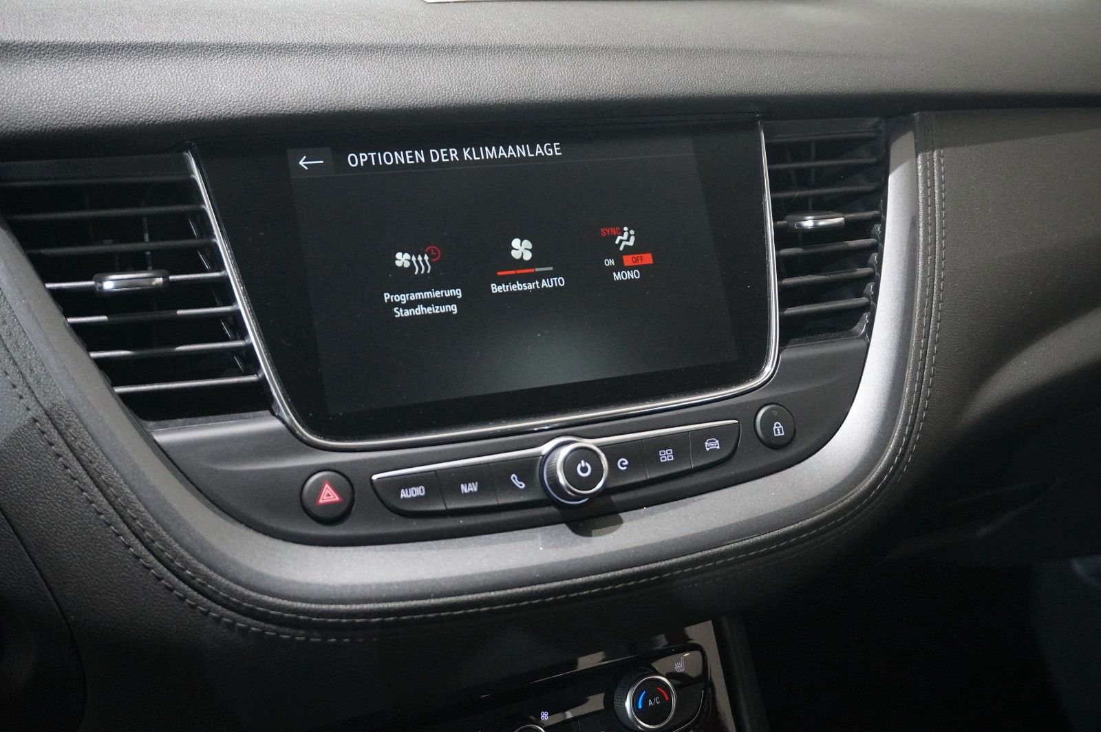 Fahrzeugabbildung Opel Grandland (X) 1.6 ELEGANCE HYBRID NAVI/SH/KAMERA
