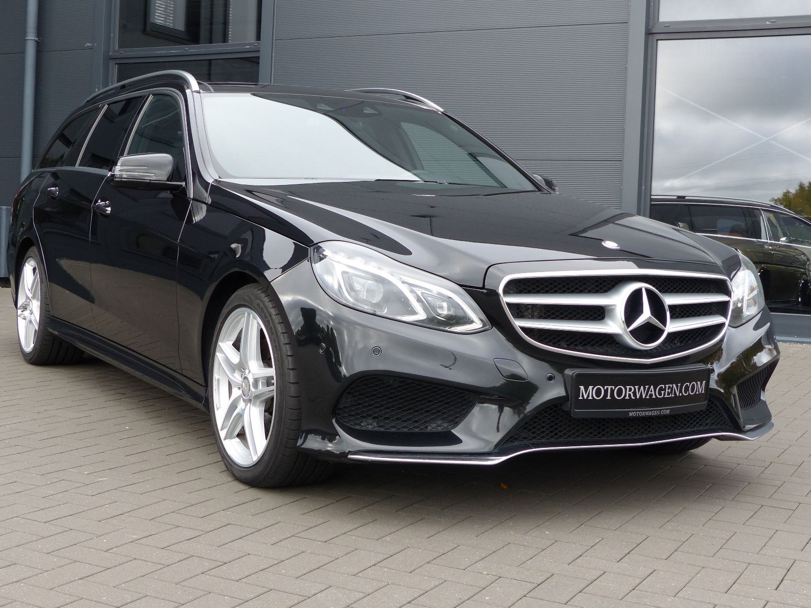 Fahrzeugabbildung Mercedes-Benz E 300 BlueTec T Diesel AMG