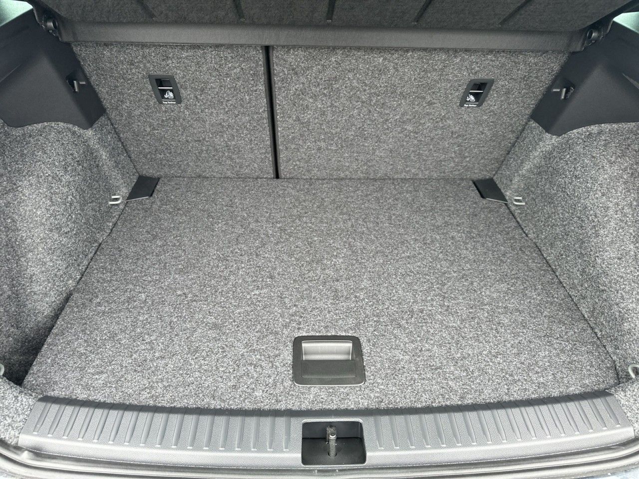 Fahrzeugabbildung SEAT Arona FR 1.0 TSI 116 PS 6-Gang - mit KI generiert/bearbeitet