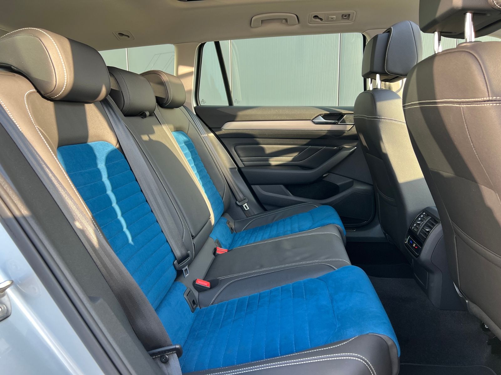 Fahrzeugabbildung Volkswagen Passat Variant Elegance 2.0 TDI DSG *AHK, IQ.Lig