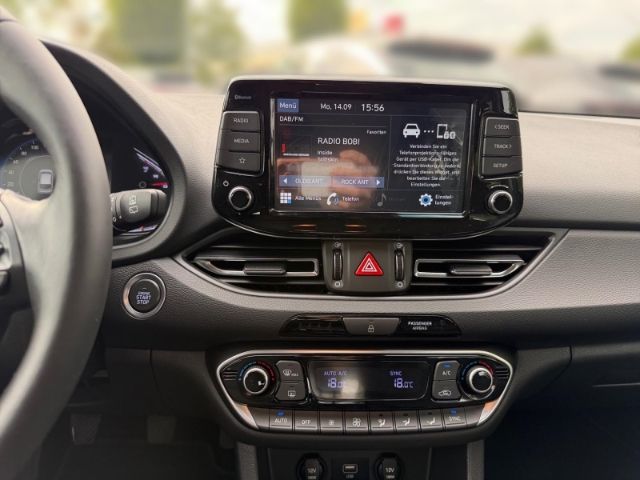 Fahrzeugabbildung Hyundai i30 1.6 cw Trend +CARPLAY+KLIMA+PDC+RFK+SHZ+UVM+