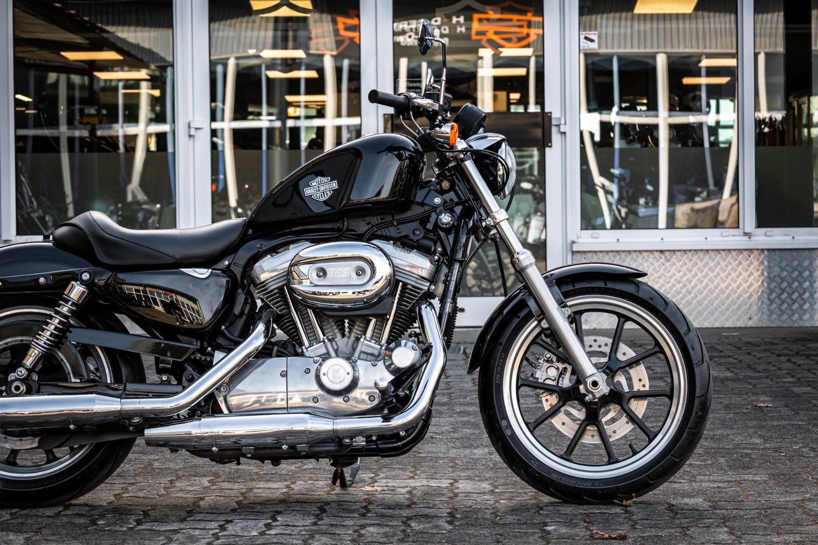 Fahrzeugabbildung Harley-Davidson XL883L SUPERLOW SPORTSTER - VIVID BLACK