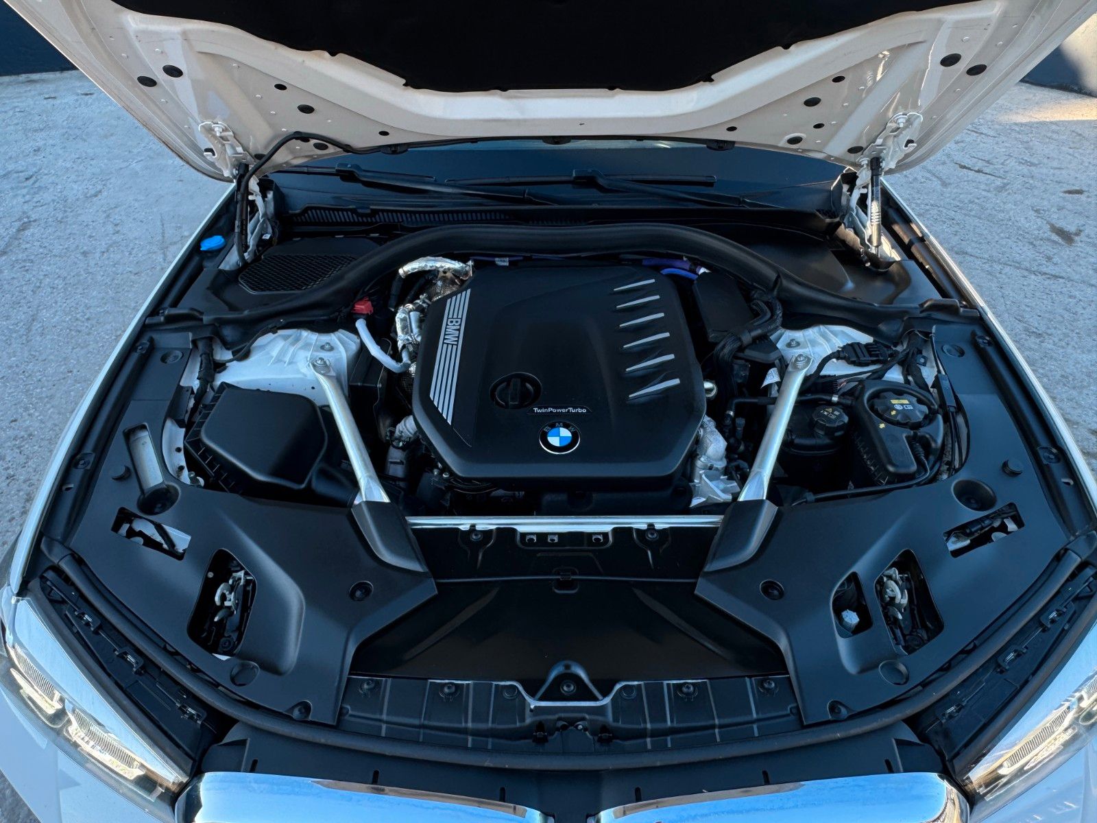 Fahrzeugabbildung BMW 530d Touring M Sport Shad HuD H&K LHZ SHZ Leder