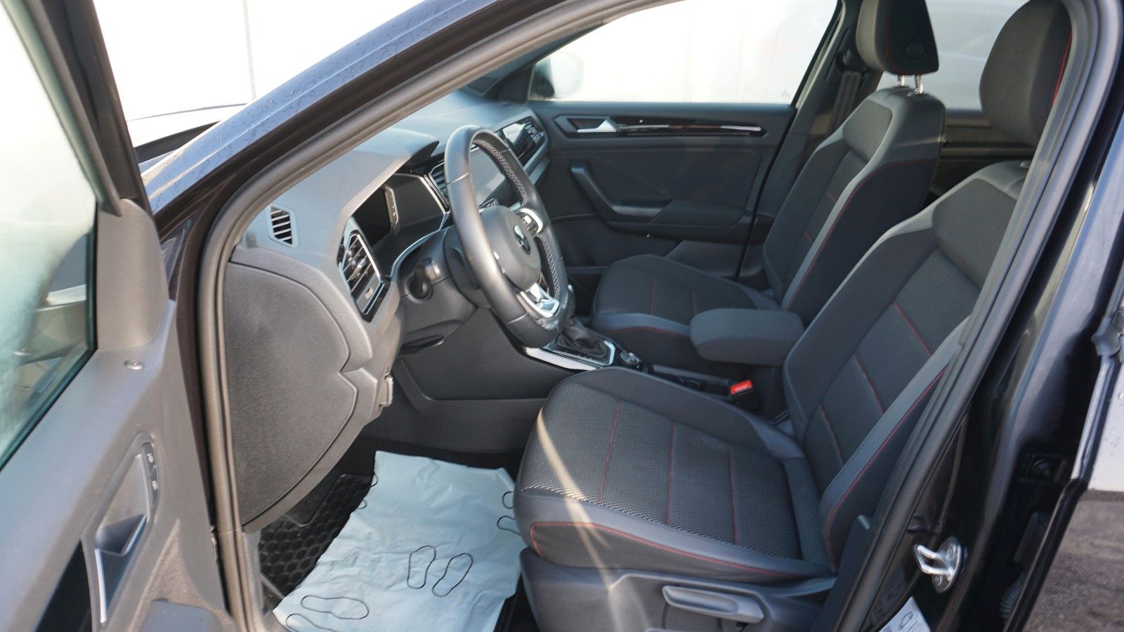 Fahrzeugabbildung Volkswagen T-Roc Sport 4Motion, Kamera, Navi, Pano, Black