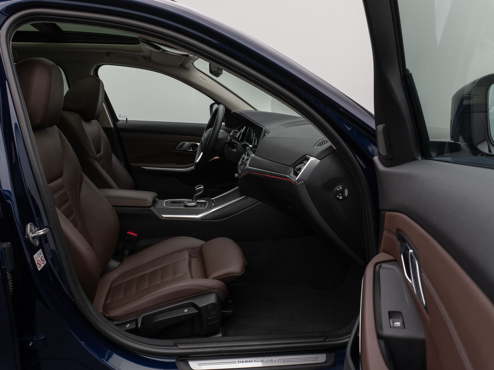 Fahrzeugabbildung BMW 330e Sport Line Panorama HUD DAB HiFi PDC Alarm