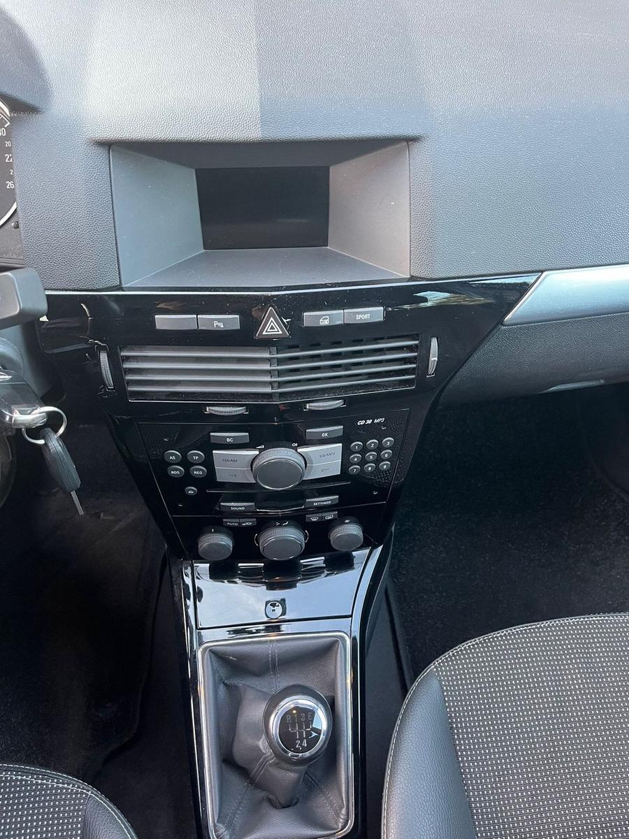 Opel Astra 2009 — photo 7