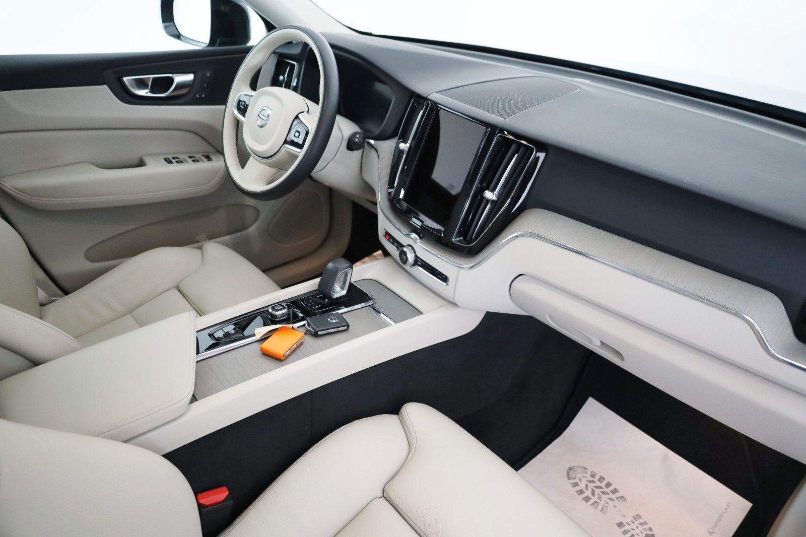 Fahrzeugabbildung Volvo XC60 AWD Plus Dark Leder,LED,Panorama,360° Cam