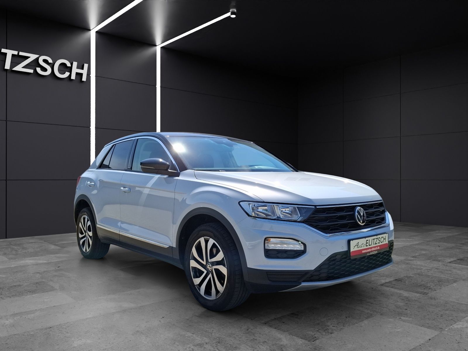 Fahrzeugabbildung Volkswagen T-Roc TSI Active DSG Kamera ACC Navi SH LM