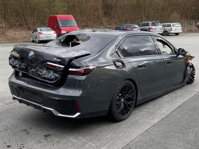 BMW 740d xDrive M Sport*Fond TV*Bi-Color*B&W*Webasto