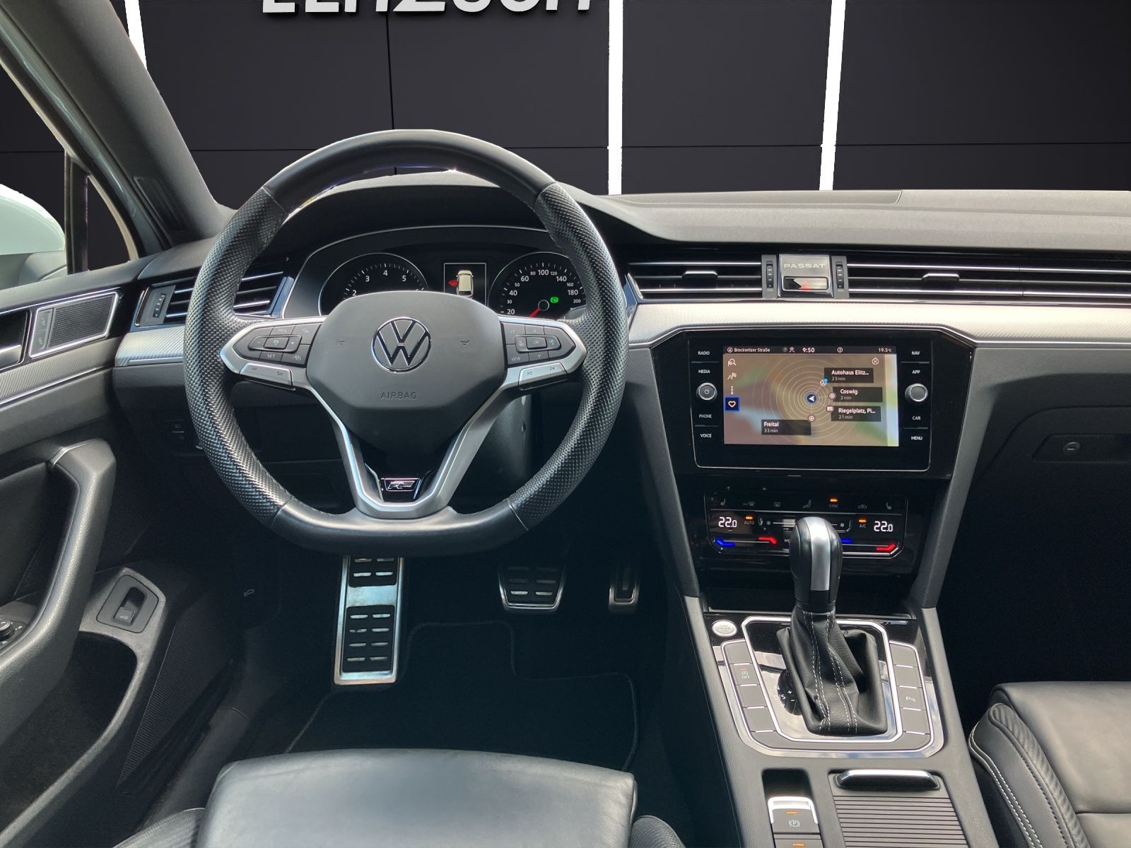 Fahrzeugabbildung Volkswagen Passat Variant R-Line TSI DSG LED ACC NAVI RFK S