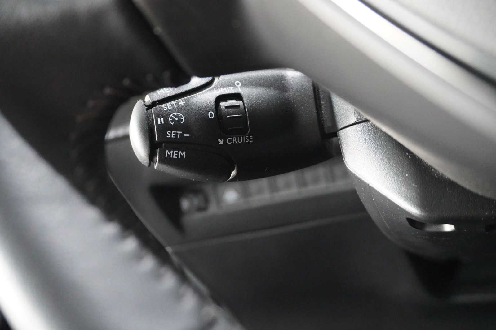 Fahrzeugabbildung Peugeot 2008 1.2T ACTIVE PACK NAVI/LED/KAMERA/SPORT/SH