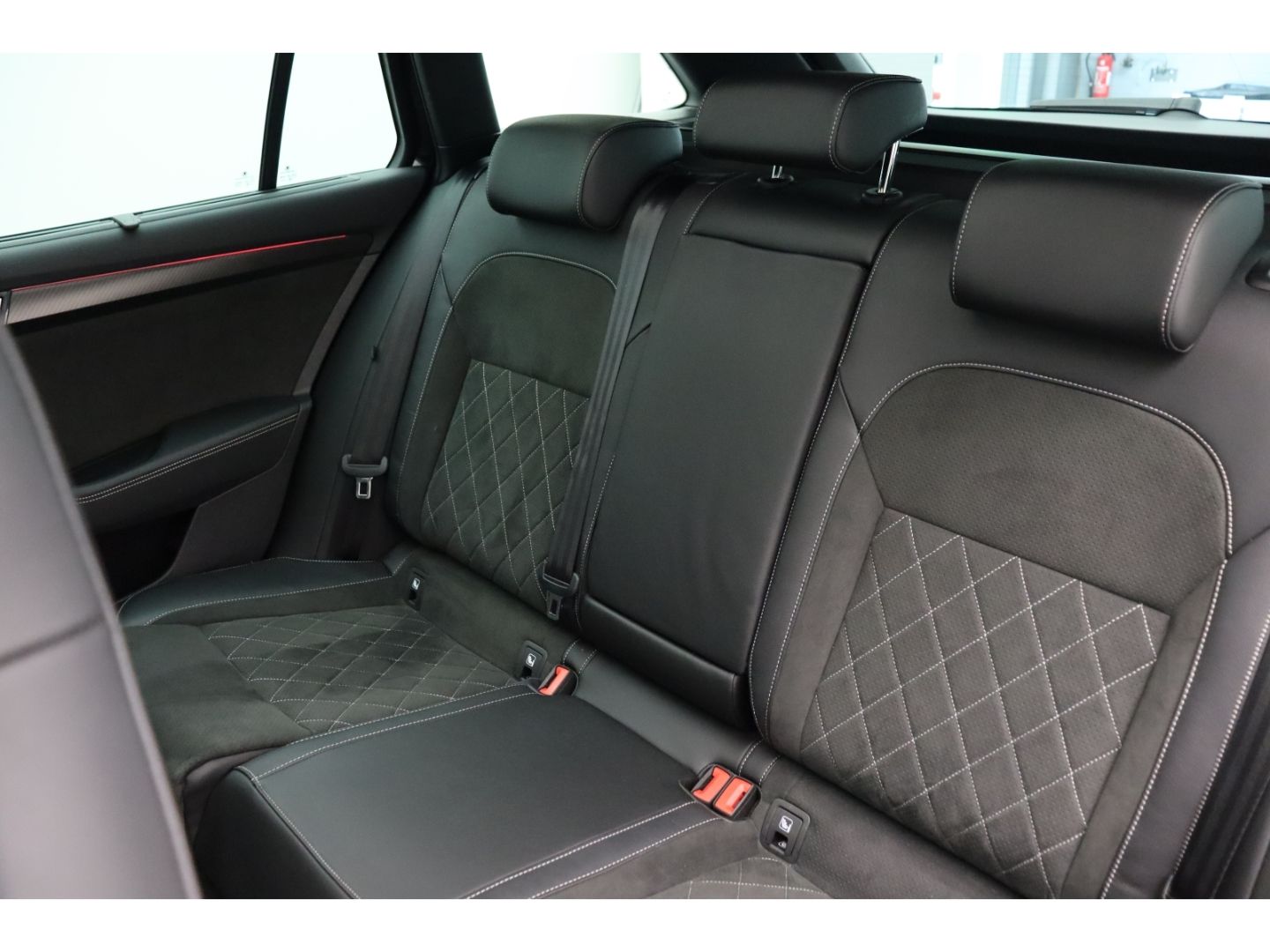 Fahrzeugabbildung SKODA Superb Combi SportLine 4x4 Digi Cockpit 360 Kame