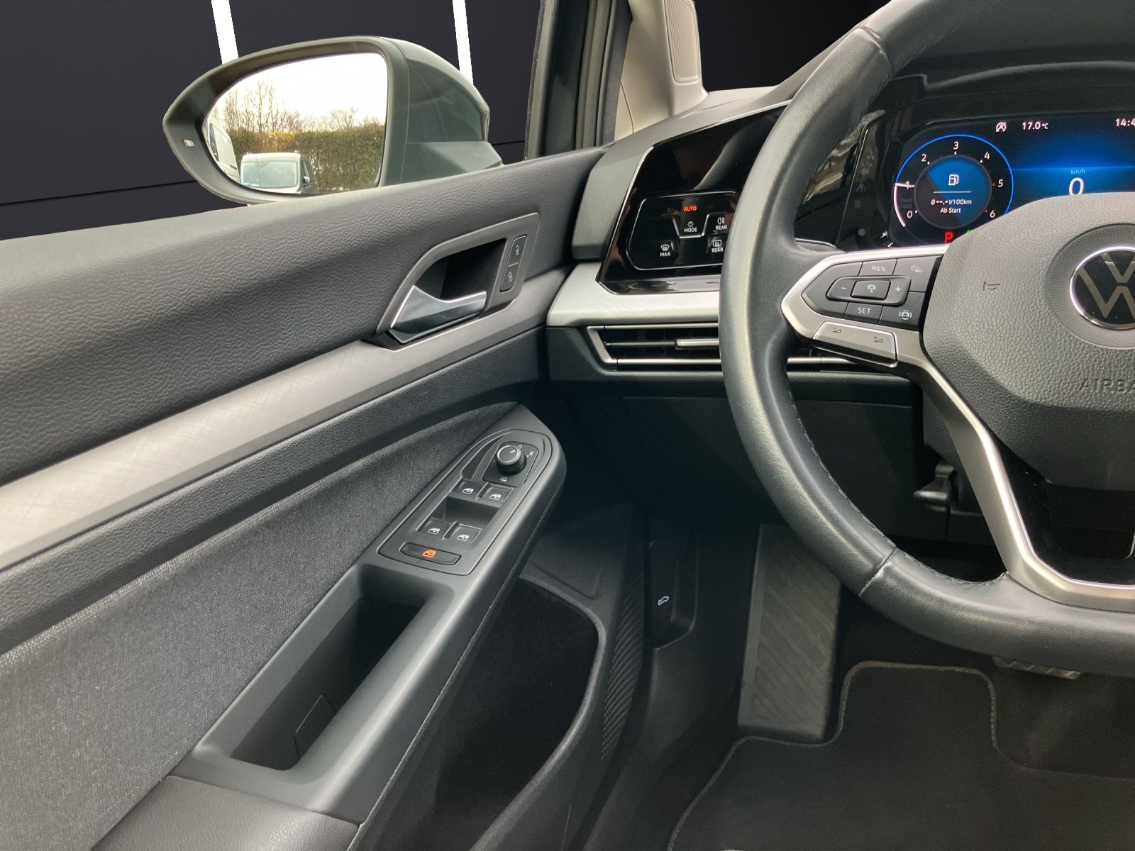 Fahrzeugabbildung Volkswagen Golf VIII Variant Life TDI DSG LED SH PDC Ambien