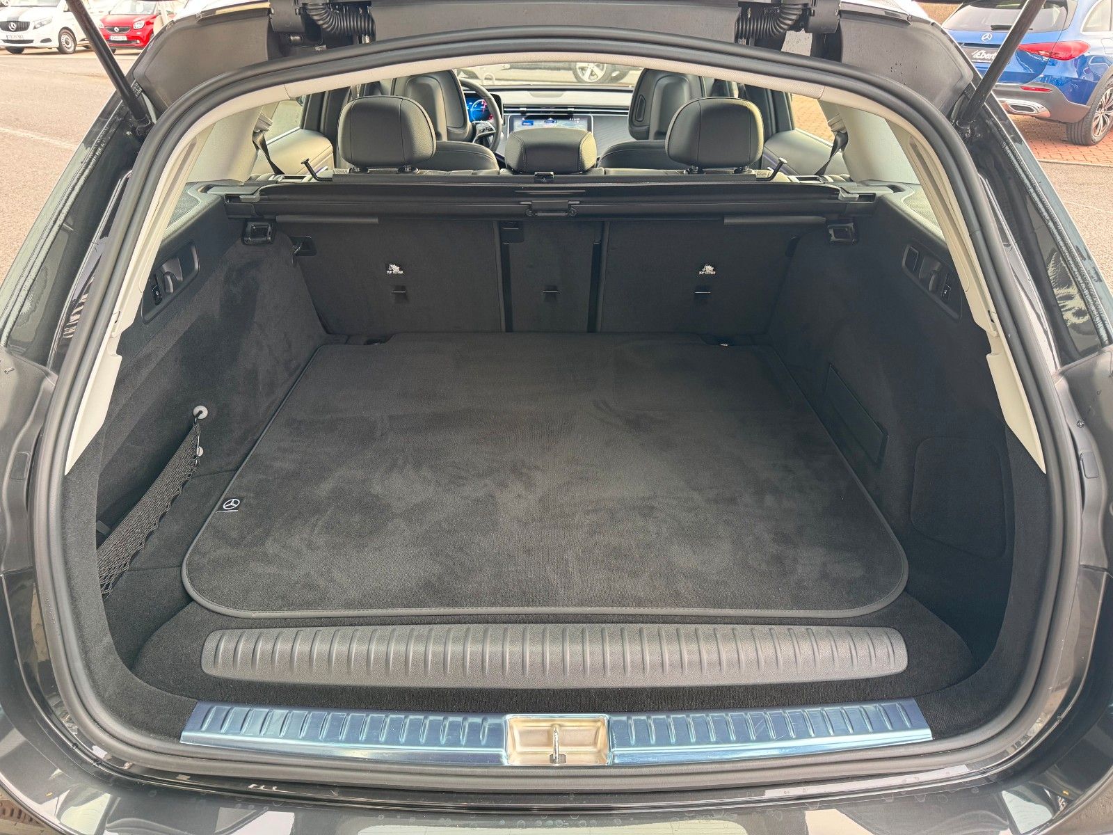 Fahrzeugabbildung Mercedes-Benz E 300de Avantgarde+Pano+AHK+DistrPro+Digital+360