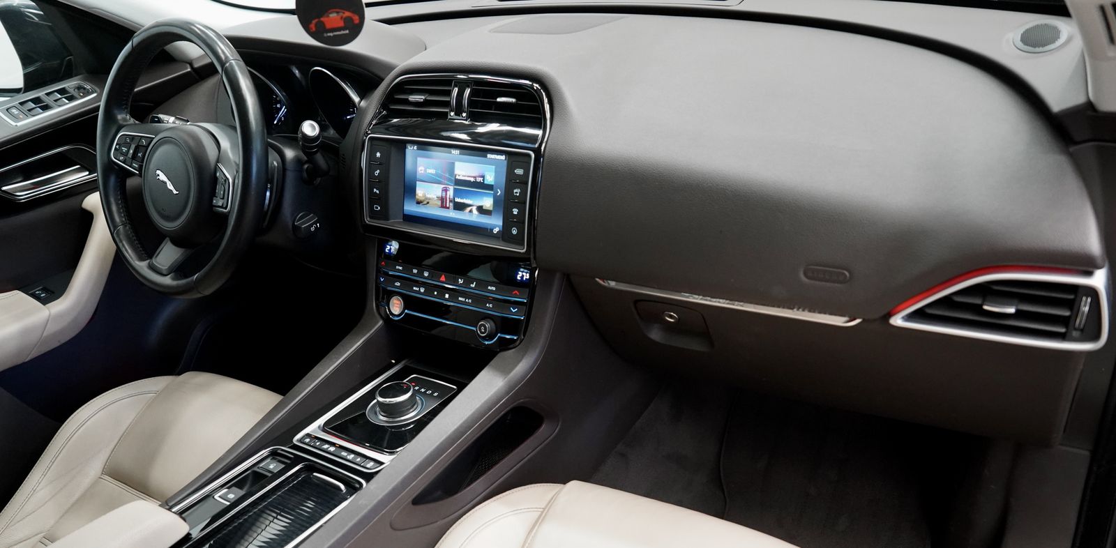 Jaguar F Pace