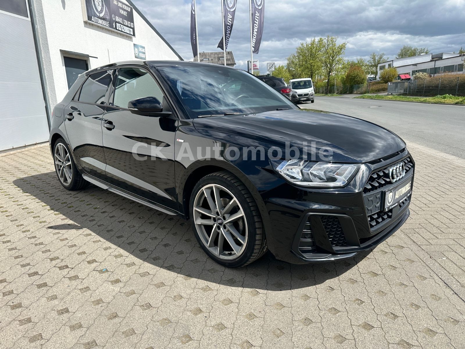 Fahrzeugabbildung Audi A1 Sportback 30 TFSI DSG S-Line/MMI Plus/PDC