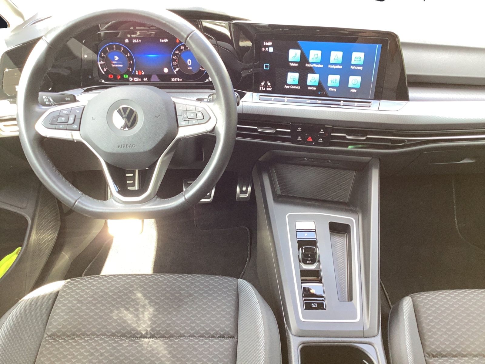 Fahrzeugabbildung Volkswagen Golf VIII eTSI Active DSG LED AHK Navi AID ACC P
