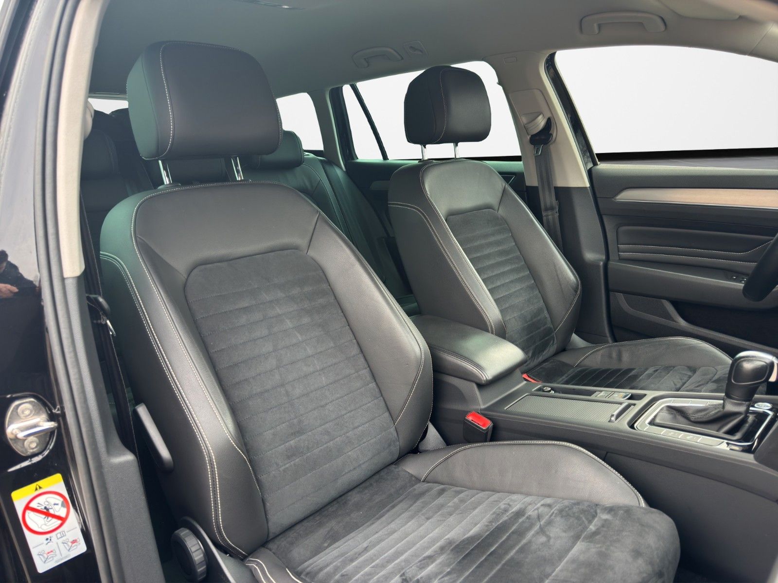 Fahrzeugabbildung Volkswagen PASSAT VAR. 2.0 TDI 200PS R-LINE 18" MATRIX DCC