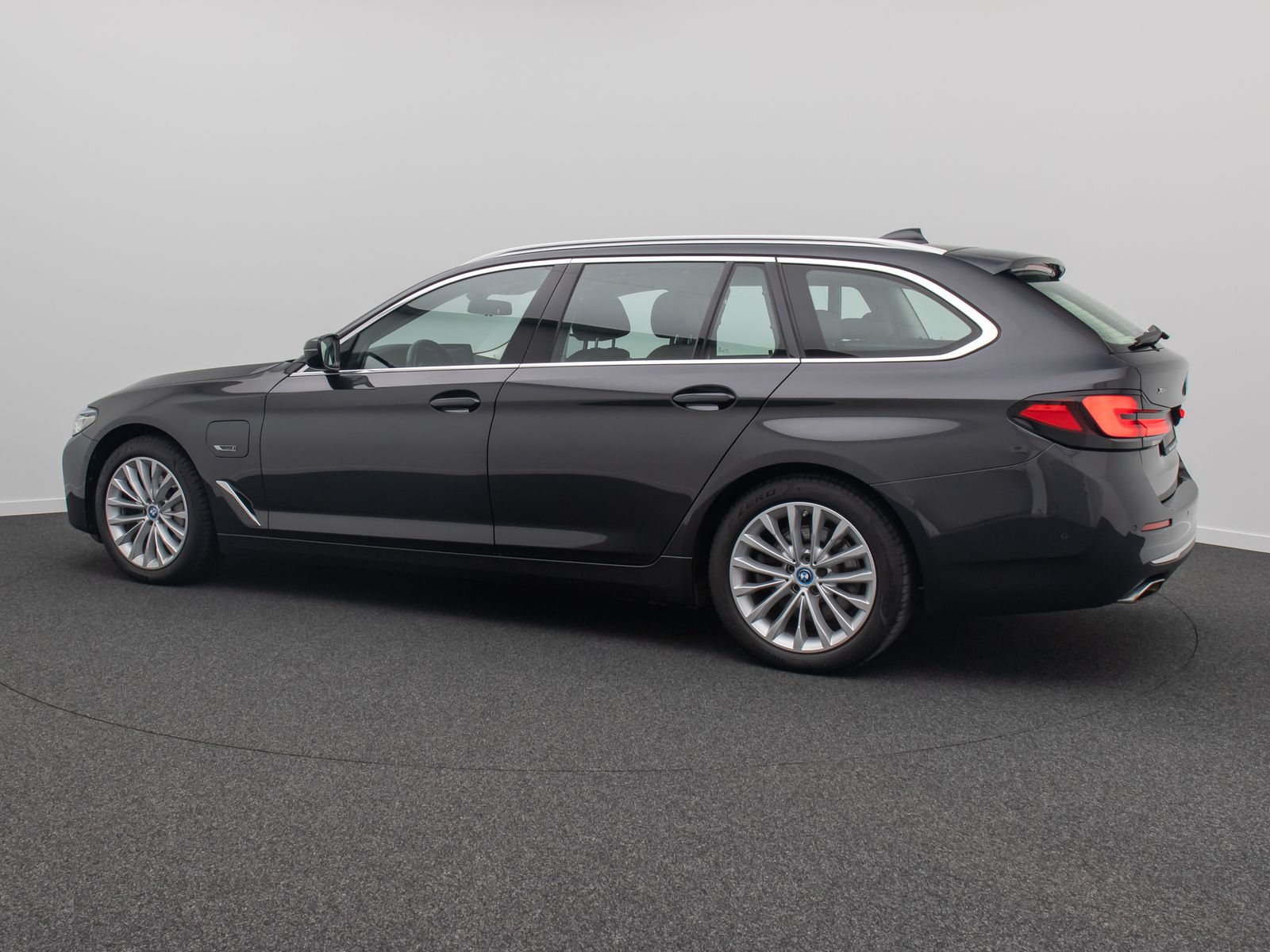 Fahrzeugabbildung BMW 530e xD LuxuryLine Panorama Laser Kamera HUD H/K
