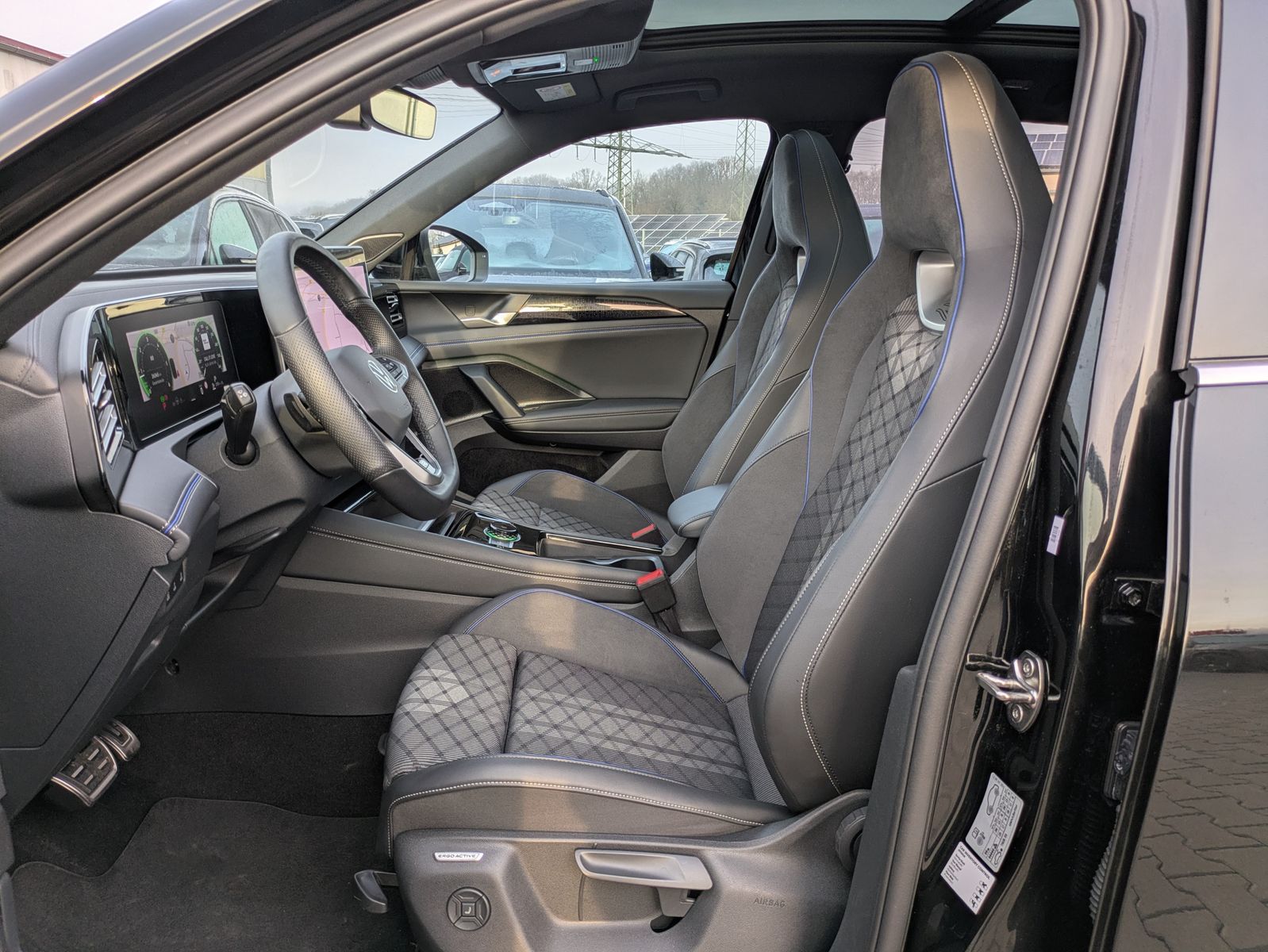 Fahrzeugabbildung Volkswagen Tiguan 2.0 TDI 4M R-Line PANO*H&K*AHK*MATRIX*20"