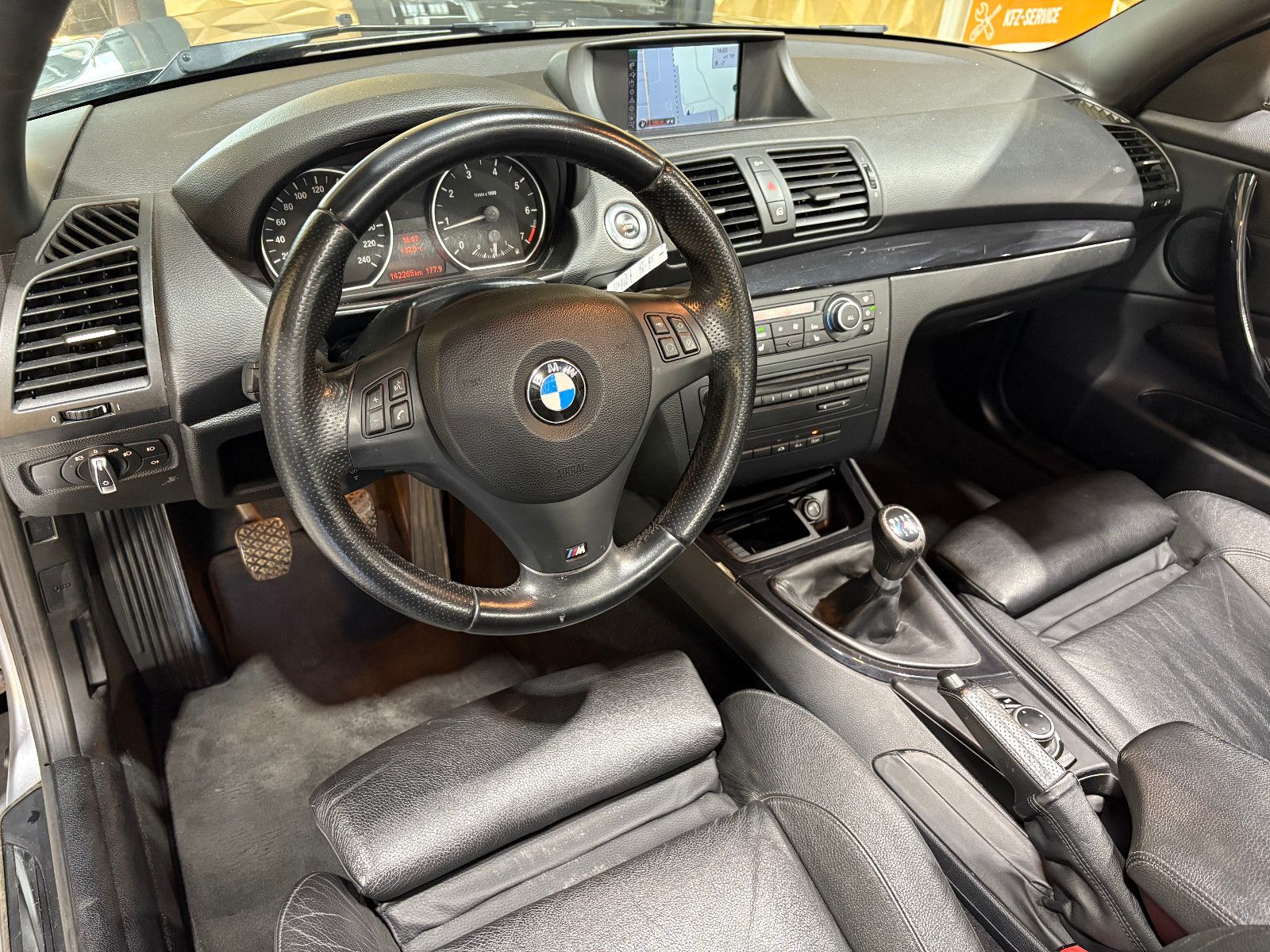 Fahrzeugabbildung BMW 118i Baureihe 1 Cabrio/NAVI/PDC/SHZ/KLIMA/8-FACH