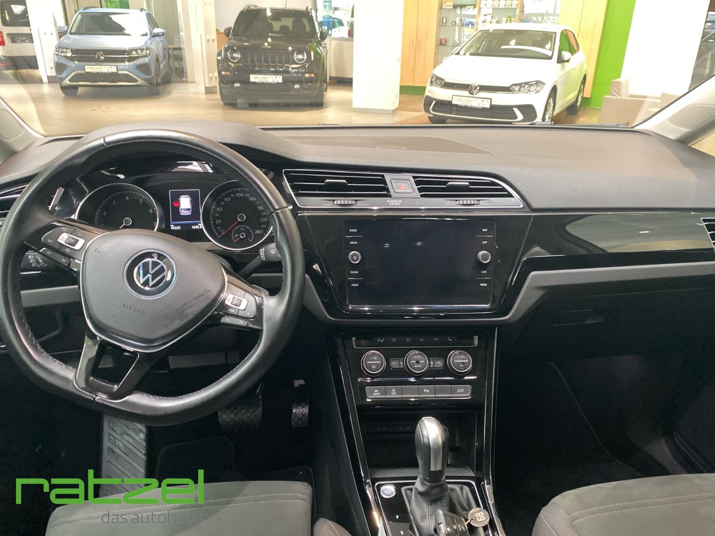 Fahrzeugabbildung Volkswagen Touran Highline 1.5 TSI DSG 7-Sitze ACC EasyOpen