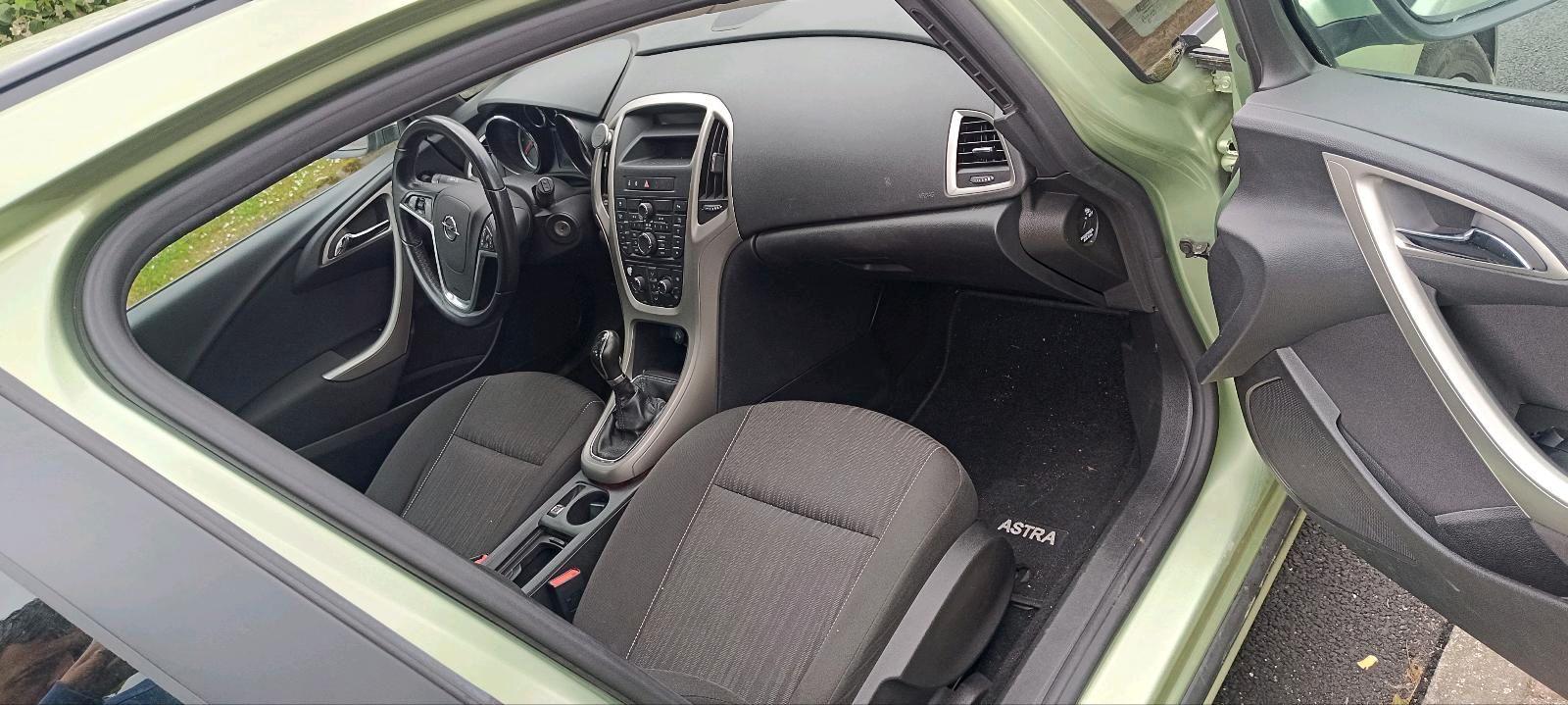 Opel Astra 2011 — photo 11