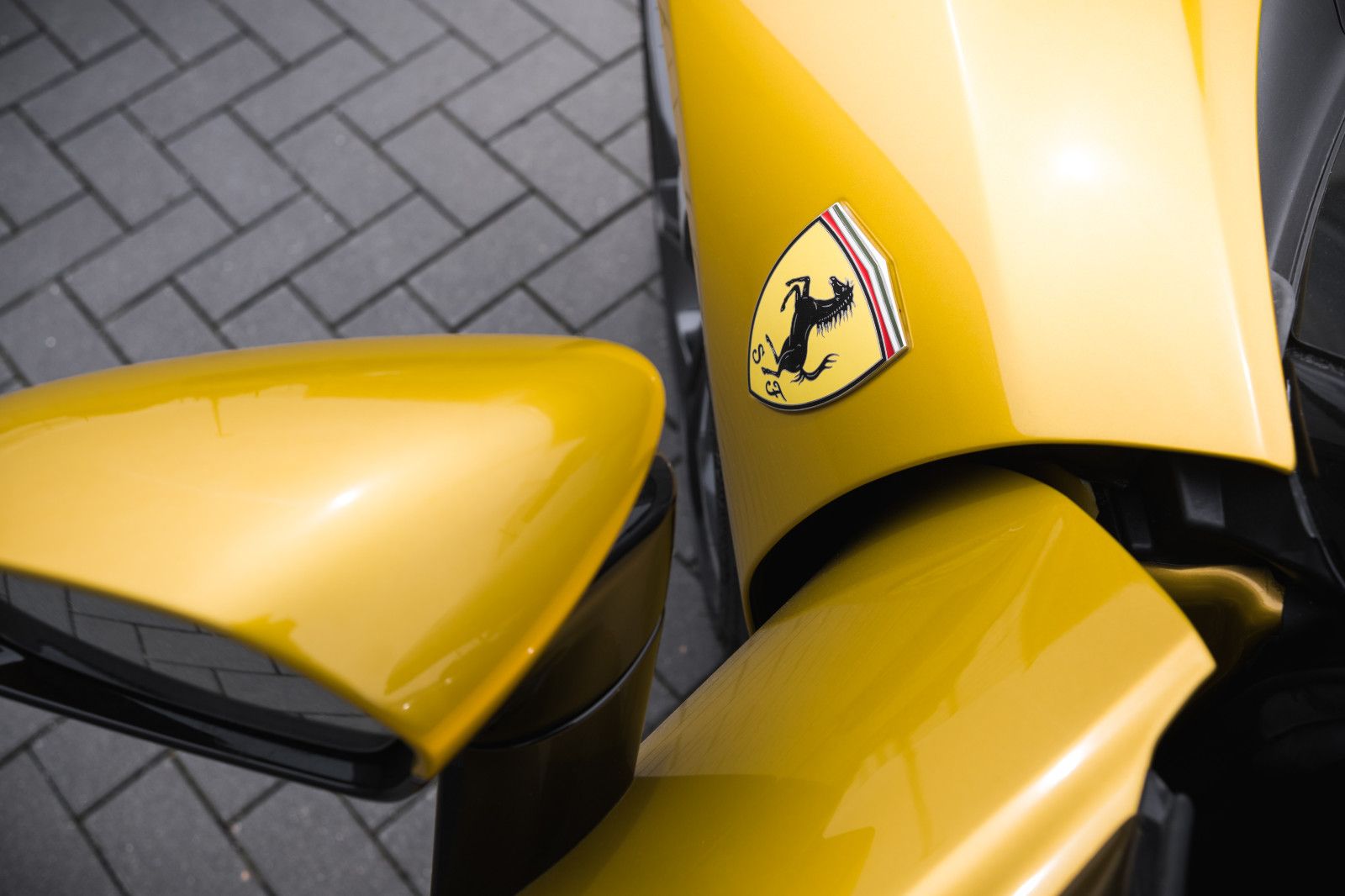 Fahrzeugabbildung Ferrari SF90 Spider-Giallo Montecarlo-Carbon-Lift-360´´